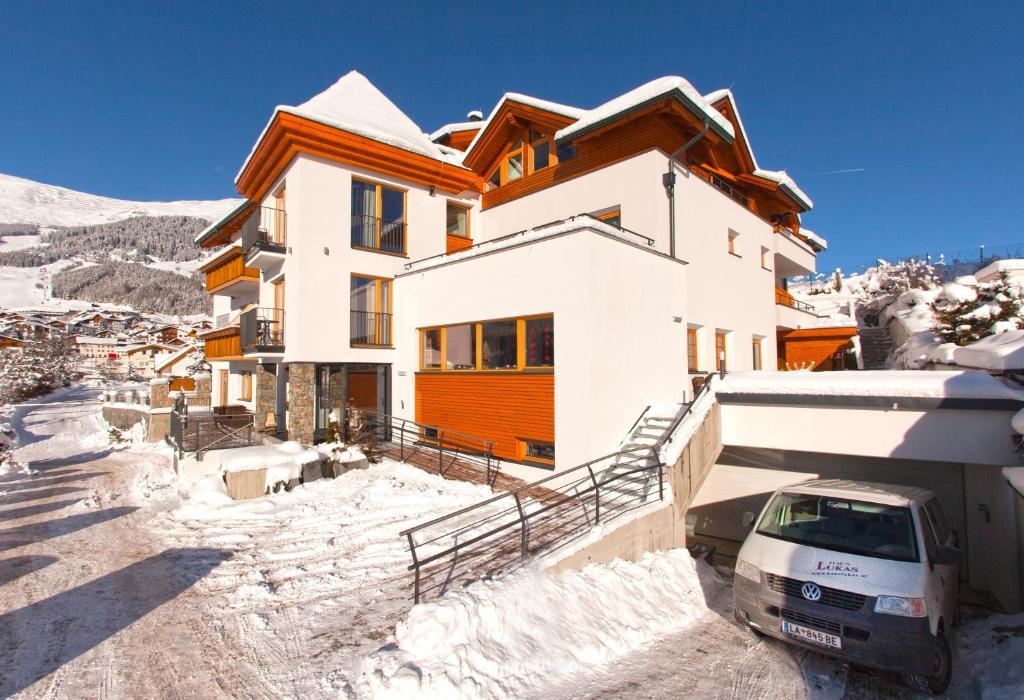 Hotel Lukas Fiss Bagian luar foto