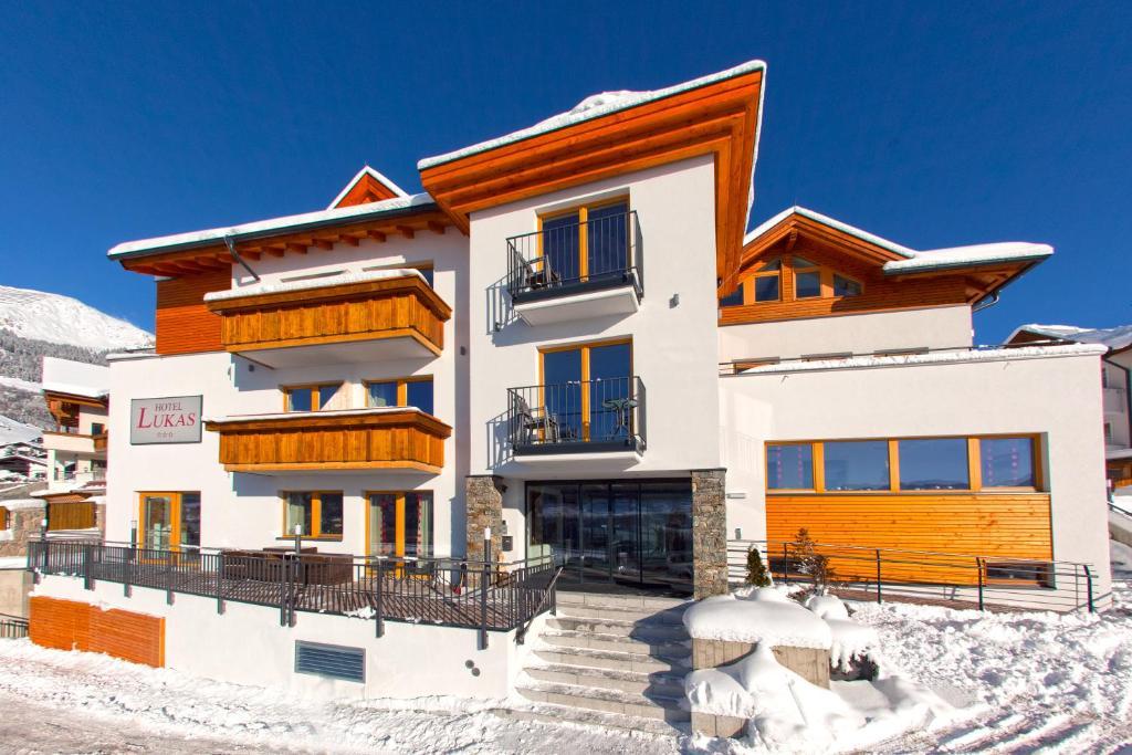 Hotel Lukas Fiss Bagian luar foto
