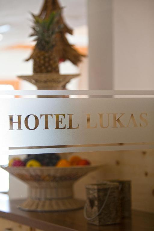 Hotel Lukas Fiss Bagian luar foto