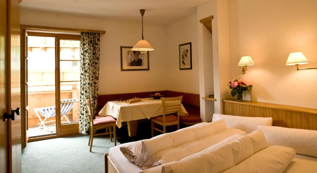 Hotel Lukas Fiss Bagian luar foto