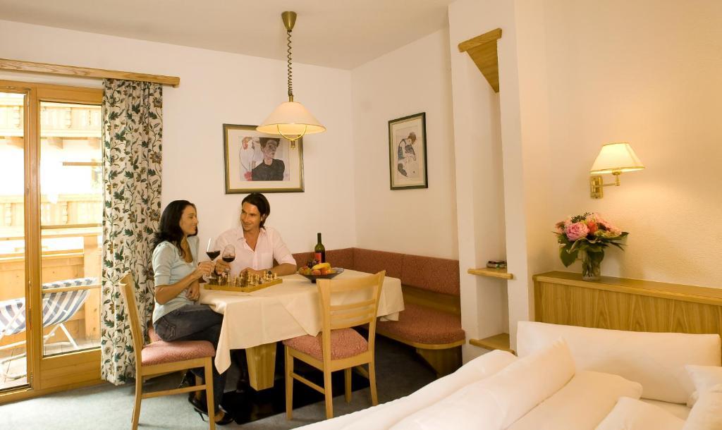 Hotel Lukas Fiss Bagian luar foto