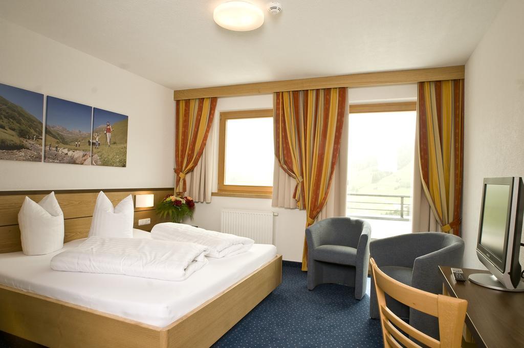Hotel Lukas Fiss Bagian luar foto